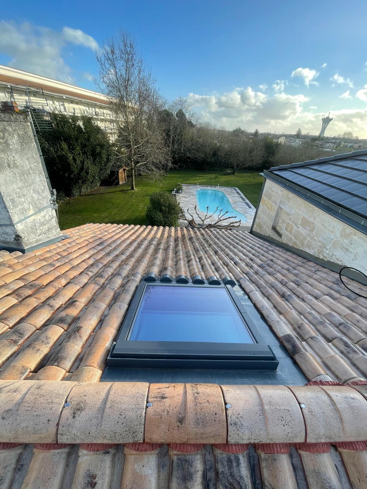 Toiture en tuile canal après nettoyage et démoussage — chantier Nettoyage Toiture 33