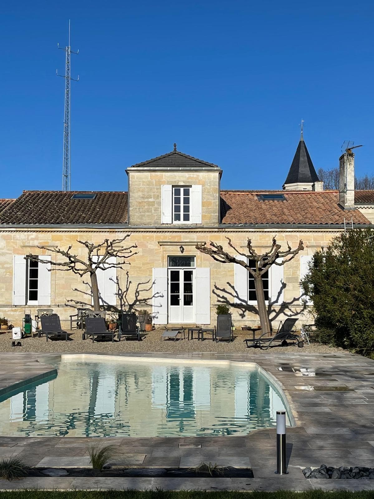 Avant — Démoussage toiture pavillon arboré — Gradignan